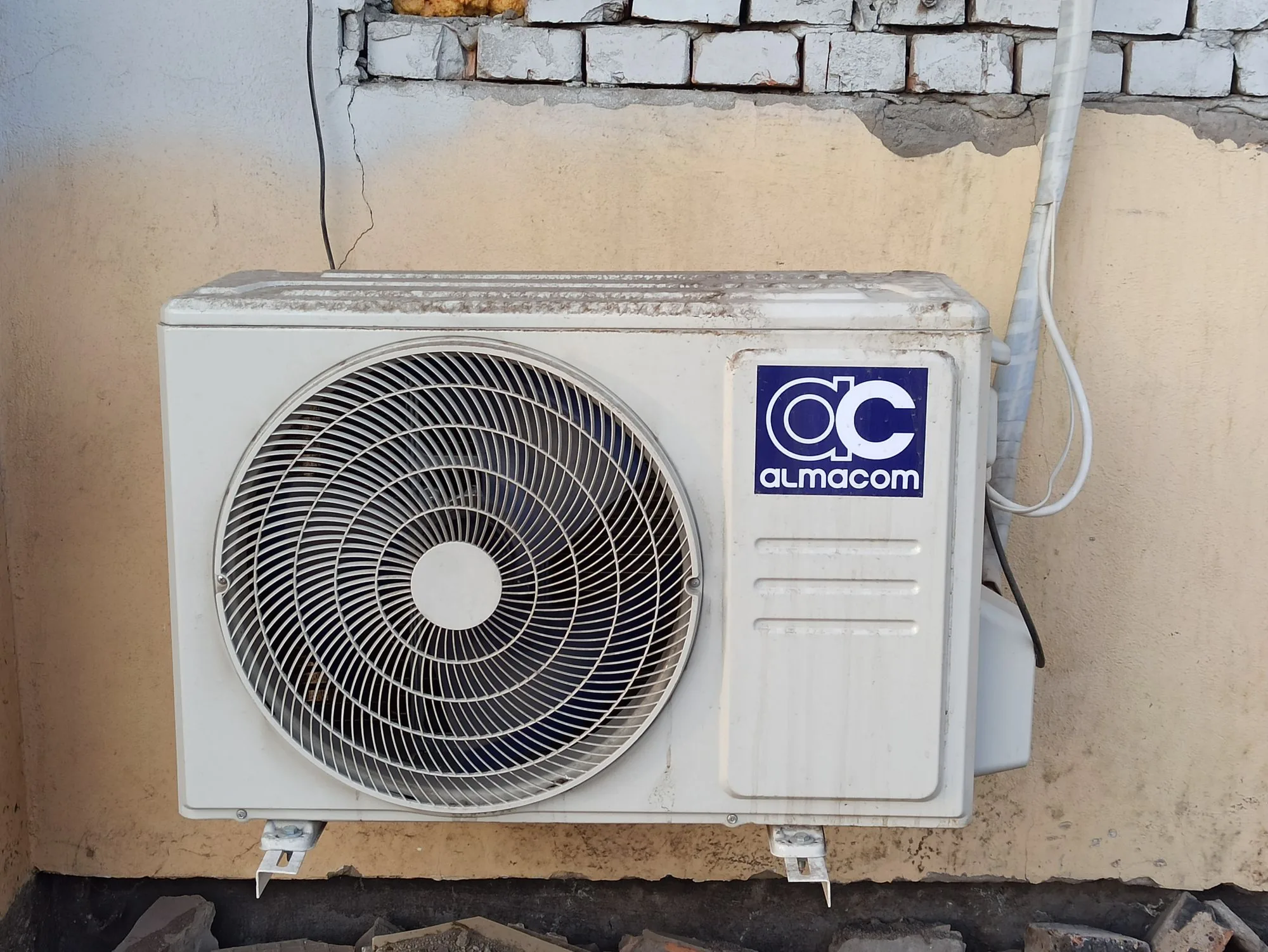 Air conditioning indoor unit fitted on a wall